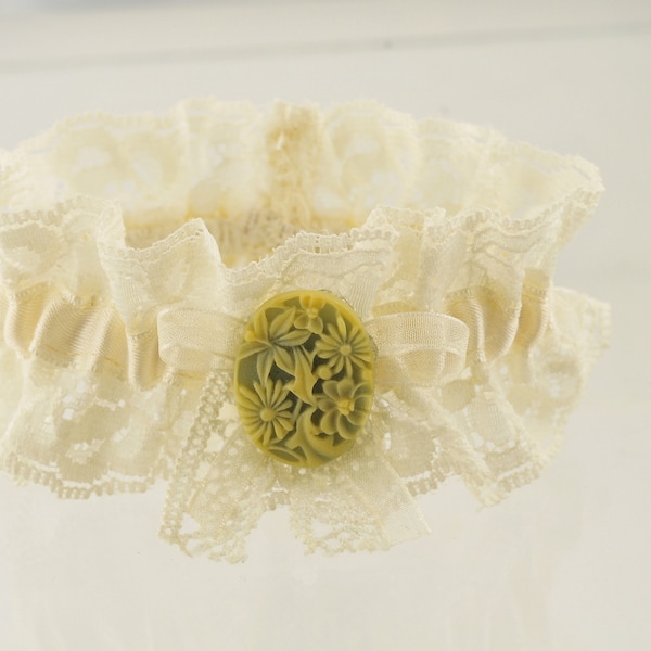 Bracelet dentelle ivoire garni cabochon fleurs