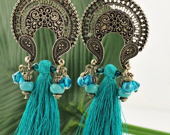 BOUCLES d'oreilles pompons, perles turquoise et estampe ciselée