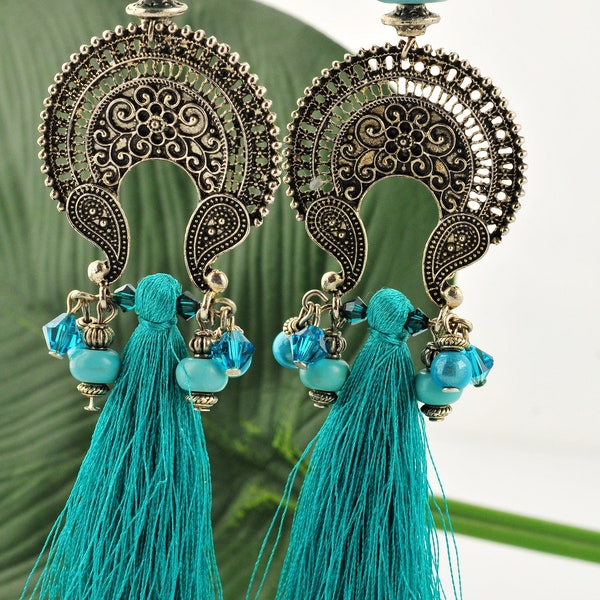 BOUCLES d'oreilles pompons, perles turquoise et estampe ciselée