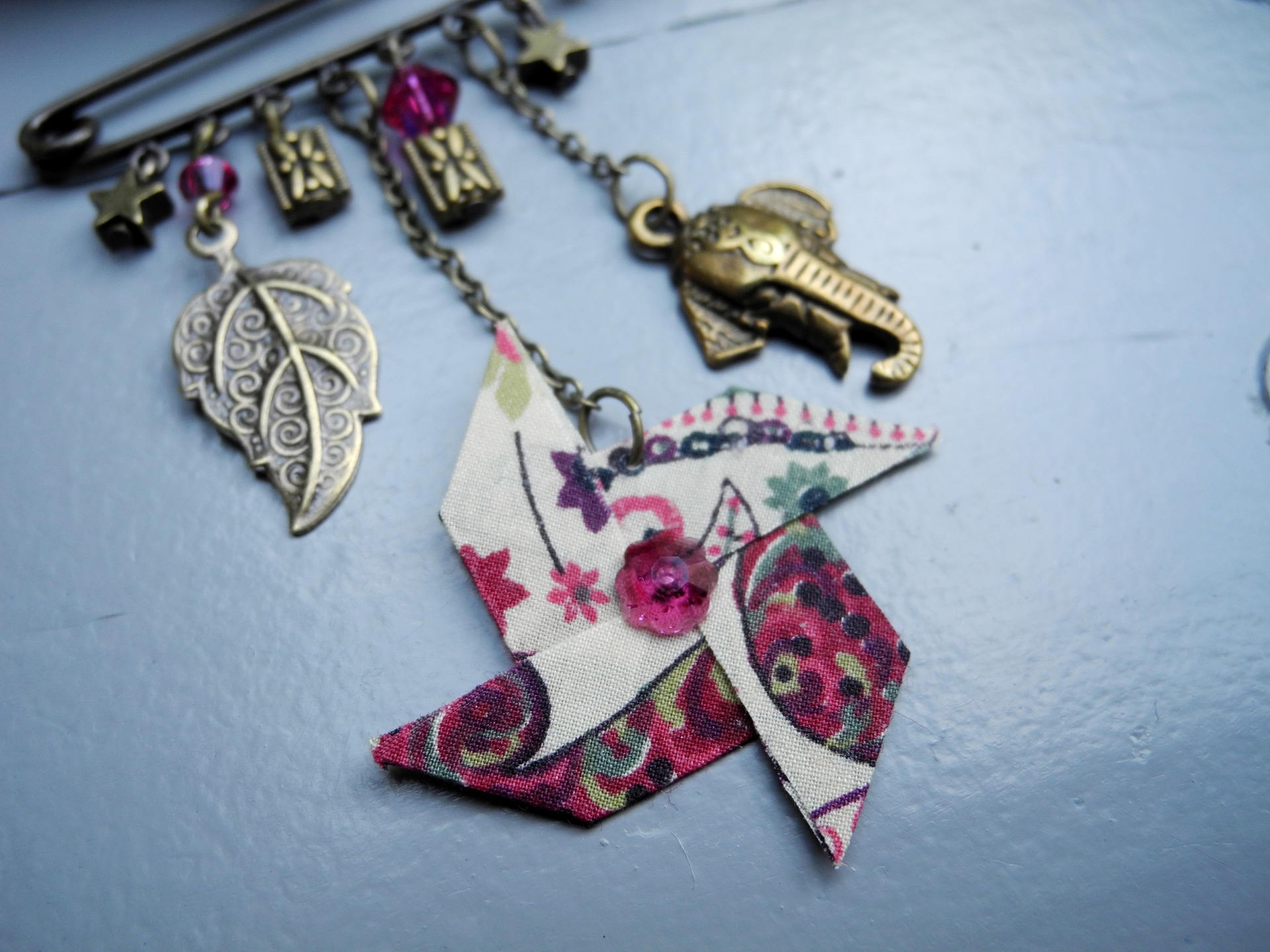 Broche Créateur Avec Breloques - Style Célèbre #5, Neuf Avec Étiquettes