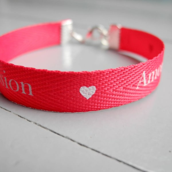 BRACELET en ruban coton rouge message amour et breloque en métal coeur