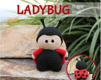 Könnte beinhalten: Ein gehäkeltes Amigurumi-Spielzeug in Form eines Marienkäfers mit schwarzen und roten Details. Das Spielzeug hat einen schwarzen Kopf mit weißen Augen und einen roten Körper mit schwarzen Punkten. Das Spielzeug sitzt auf einem Stein mit grünem Laub im Hintergrund. PDF CROCHET PATTERN steht auf dem Bild.