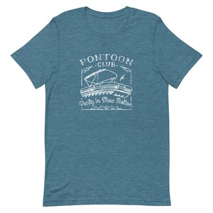 K&ouml;nnte beinhalten: Ein blaues T-Shirt mit einem wei&szlig;en Vintage-Grafik eines Pontonboots mit dem Text "Pontoon Club - Party in Slow Motion".
