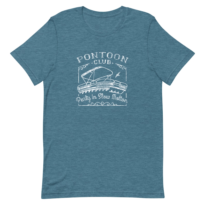 K&ouml;nnte beinhalten: Ein blaues T-Shirt mit einem wei&szlig;en Vintage-Grafik eines Pontonboots mit dem Text "Pontoon Club - Party in Slow Motion".