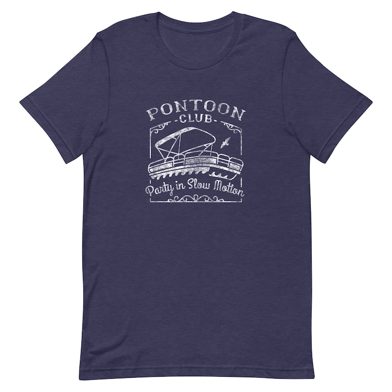 K&ouml;nnte beinhalten: Ein marineblaues T-Shirt mit einer wei&szlig;en Vintage-Grafik eines Pontonboots mit dem Text "Pontoon Club - Party in Slow Motion".