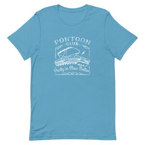 K&ouml;nnte beinhalten: Ein hellblaues T-Shirt mit einer wei&szlig;en Grafik eines Pontonboots und dem Text "Pontoon Club - Party in Slow Motion".