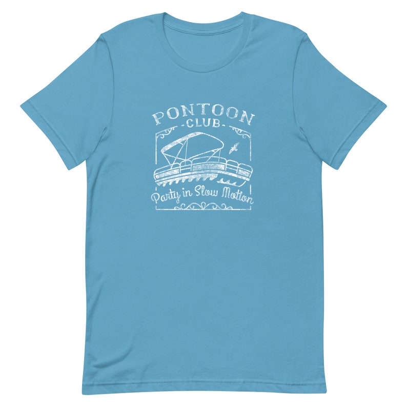 K&ouml;nnte beinhalten: Ein hellblaues T-Shirt mit einer wei&szlig;en Grafik eines Pontonboots und dem Text "Pontoon Club - Party in Slow Motion".