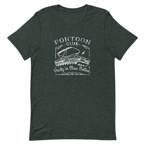 K&ouml;nnte beinhalten: Ein dunkelgr&uuml;nes T-Shirt mit einer wei&szlig;en Grafik im Vintage-Stil eines Pontonboots. Die Grafik lautet "Pontoon Club" und "Party in Slow Motion".