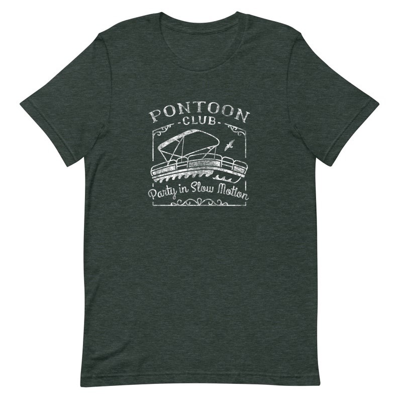 K&ouml;nnte beinhalten: Ein dunkelgr&uuml;nes T-Shirt mit einer wei&szlig;en Grafik im Vintage-Stil eines Pontonboots. Die Grafik lautet "Pontoon Club" und "Party in Slow Motion".