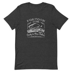 K&ouml;nnte beinhalten: Ein dunkelgraues T-Shirt mit einem wei&szlig;en Grafikdesign eines Pontonboots mit dem Text "Pontoon Club" und "Party in Slow Motion".