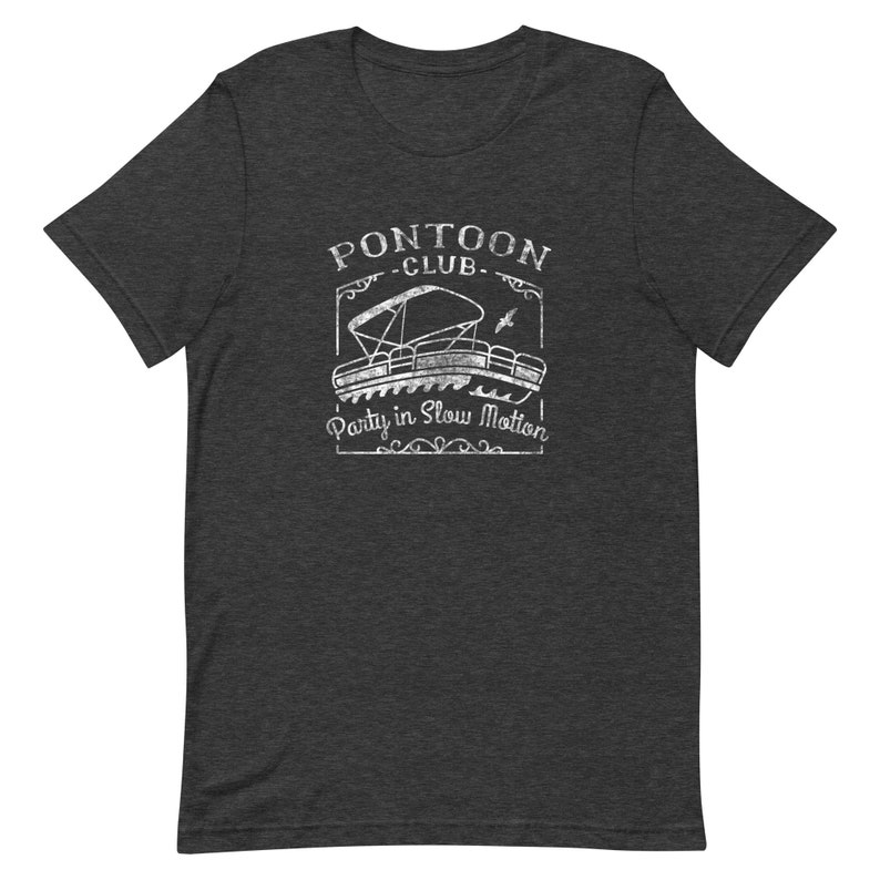 K&ouml;nnte beinhalten: Ein dunkelgraues T-Shirt mit einem wei&szlig;en Grafikdesign eines Pontonboots mit dem Text "Pontoon Club" und "Party in Slow Motion".