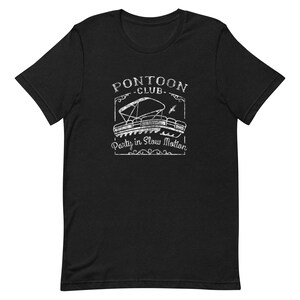 K&ouml;nnte beinhalten: Schwarzes T-Shirt mit einer wei&szlig;en Grafik im Vintage-Stil eines Pontonboots mit dem Text "Pontoon Club - Party in Slow Motion".