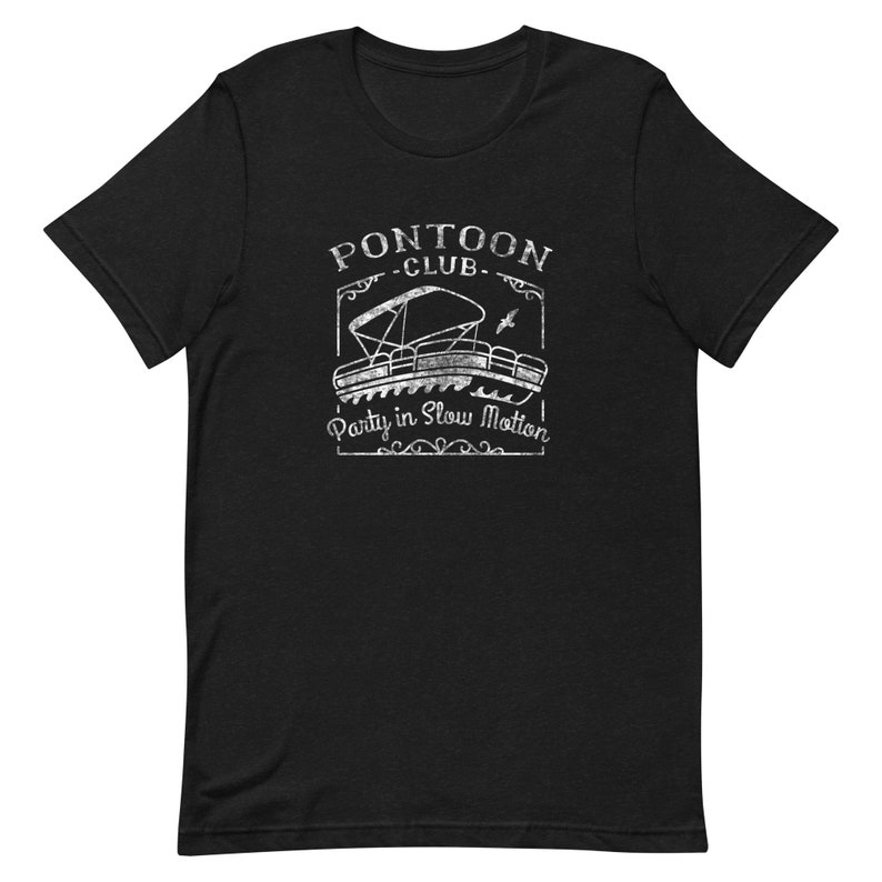 K&ouml;nnte beinhalten: Schwarzes T-Shirt mit einer wei&szlig;en Grafik im Vintage-Stil eines Pontonboots mit dem Text "Pontoon Club - Party in Slow Motion".