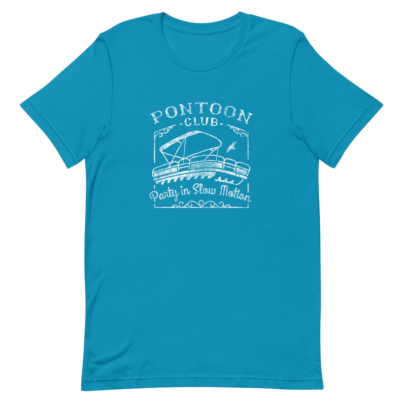 K&ouml;nnte beinhalten: Ein t&uuml;rkisfarbenes T-Shirt mit einer wei&szlig;en Vintage-Grafik eines Pontonboots mit dem Text "Pontoon Club - Party in Slow Motion".