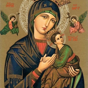Op de afbeelding: Een religieus icoon dat de Maagd Maria afbeeldt die het kindje Jezus vasthoudt. Maria draagt een blauwe robe met een gouden kroon en Jezus draagt een gouden kroon en een groene robe. Het icoon is geschilderd op een gouden achtergrond met gouden accenten.