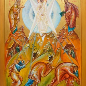 Puede incluir: Icono que representa la Transfiguración de Cristo. La obra presenta a Jesús con vestiduras blancas, rodeado de una luz brillante, con Moisés y Elías a cada lado. La escena incluye figuras en un paisaje montañoso, con texto en la parte superior.