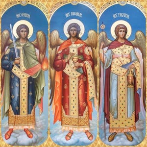 Op de afbeelding: Drie religieuze iconen die engelen met vleugels en halo's afbeelden. Elke engel draagt een lange, sierlijke robe en houdt een ander object vast. De tekst boven elke engel luidt "Aartsengel Uriël", "Aartsengel Michaël" en "Aartsengel Gabriël".