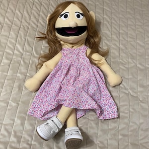 Miss Everly Burattino Ventriloquo // Corpo intero // teatro // ventriloquio