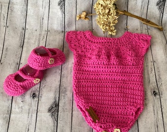 Wunderschöner handgefertigter Baby Outfit-Strampler Set mit Mary Jane Schuhen