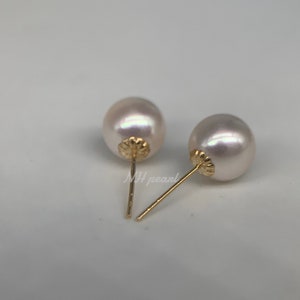 akoya pearl earring. 18k gold stud earring. Natural pearl gold earring