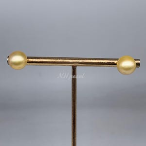 gold south sea pearl earring 18k Gold stud earring. Seawater pearl. Natural pearl earring