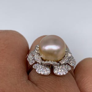 white south sea pearl ring. convertible pearl ring to pendant. versatile jewellery