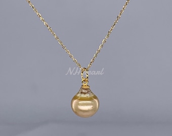 Könnte beinhalten: Goldfarbene Halskette mit tropfenförmigem Anhänger. Der Anhänger ist hellbraun mit einer goldfarbenen Kappe. Die Kette ist ebenfalls goldfarben. Der Text "NHearl" ist sichtbar.