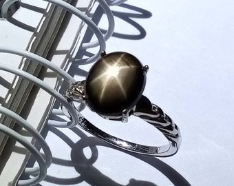Black Star Sapphire Ring: Sterling Silver, US Size 7
