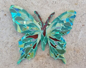 Papillon vert en mosaïque de verre vitrail, à poser ou décoration murale