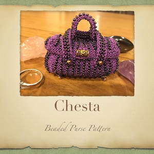Puede incluir: Un pequeño bolso de cuentas moradas con un cierre dorado y cuentas decorativas. El bolso está sobre una superficie de madera con piedras rosas y negras.