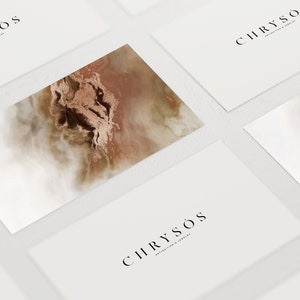 以下が含まれることがあります： 黒い文字で「CHRYSO'S ANTIQUITIES & JEWELRY」のロゴが入った白い名刺。1枚の名刺には、茶色と白の抽象的なデザインのクローズアップが施されています。名刺は白い表面に配置されています。