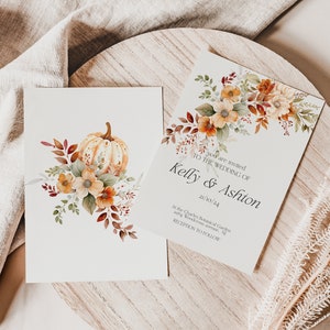 Puede incluir: Invitaci&oacute;n de boda de oto&ntilde;o con una ilustraci&oacute;n de acuarela de una calabaza, flores y hojas. La invitaci&oacute;n dice "Est&aacute;s invitado a la boda de Kelly & Ashton 20/10/24 En los Jardines Bot&aacute;nicos del Jard&iacute;n 2459 Welcome Avenue, NY Recepci&oacute;n a continuaci&oacute;n"
