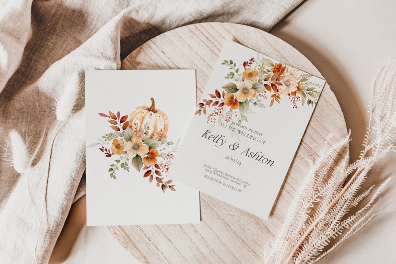 Puede incluir: Invitaci&oacute;n de boda de oto&ntilde;o con una ilustraci&oacute;n de acuarela de una calabaza, flores y hojas. La invitaci&oacute;n dice "Est&aacute;s invitado a la boda de Kelly & Ashton 20/10/24 En los Jardines Bot&aacute;nicos del Jard&iacute;n 2459 Welcome Avenue, NY Recepci&oacute;n a continuaci&oacute;n"
