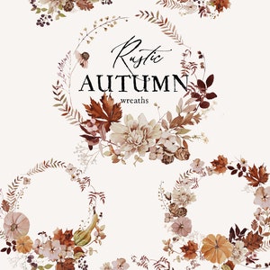 Op de afbeelding: Vijf aquarelkransen met een rustiek herfstthema. De kransen zijn gemaakt van bladeren, bloemen, pompoenen en bessen in tinten bruin, beige en roze. De tekst "Rustic Autumn Wreaths" is geschreven in zwarte cursieve letters.
