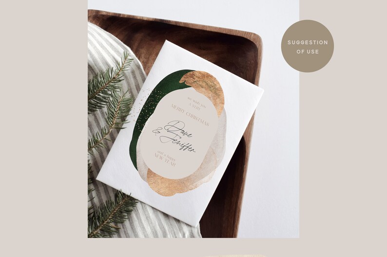 Puede incluir: Una tarjeta blanca con un dise&ntilde;o abstracto dorado y verde. La tarjeta dice "We wish you a very Merry Christmas & Happy New Year".