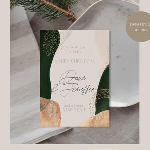 Puede incluir: Una tarjeta de Navidad con un dise&ntilde;o abstracto verde, dorado y blanco. La tarjeta dice "We wish you a very Merry Christmas Dave & Jennifer and a happy New Year".