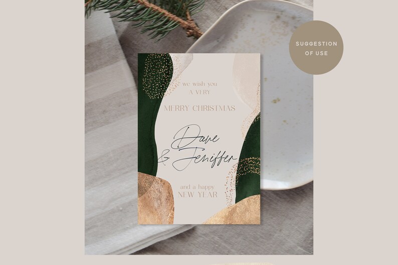 Puede incluir: Una tarjeta de Navidad con un dise&ntilde;o abstracto verde, dorado y blanco. La tarjeta dice "We wish you a very Merry Christmas Dave & Jennifer and a happy New Year".