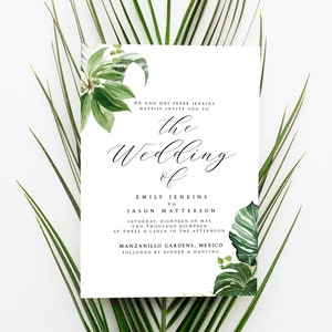 Puede incluir: Una invitaci&oacute;n de boda blanca con hojas tropicales verdes y el texto "MR AND MRS PETER JENKINS HAPPILY INVITE YOU TO THE WEDDING OF EMILY JENKINS TO JASON MATTERSON SATURDAY EIGHTEEN OF MAR TWO THOUSAND EIGHTEEN AT THREE O'CLOCK IN THE AFTERNOON MANZANILLO GARDENS, MEXICO FOLLOWED BY DINNER & DANCING"