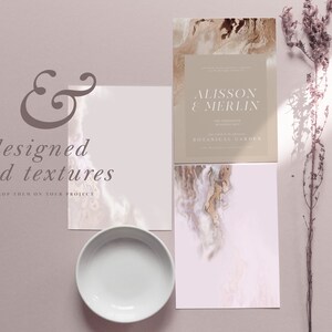 以下が含まれることがあります： 「Alisson & Merlin」の名前が入った結婚式の招待状とボウルを含む、デザインされたカードテクスチャのコレクション。画像は「designed card textures」というテキストとともに、ニュートラルなカラーパレットが特徴です。