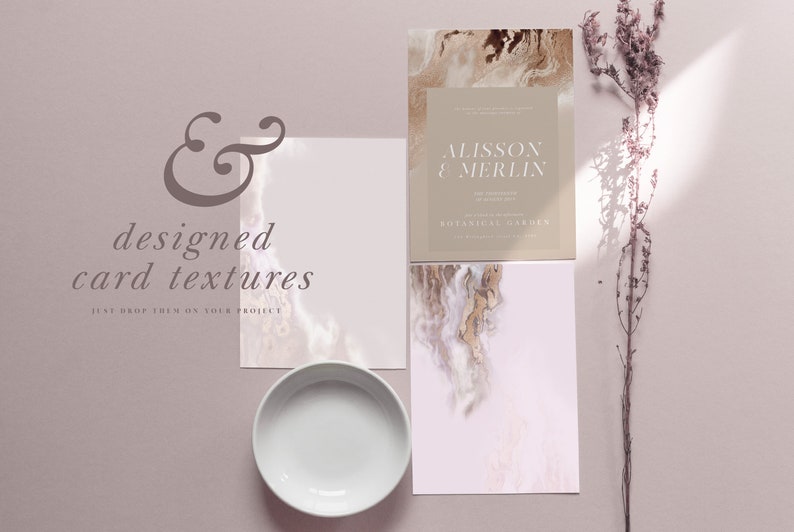 以下が含まれることがあります： 「Alisson & Merlin」の名前が入った結婚式の招待状とボウルを含む、デザインされたカードテクスチャのコレクション。画像は「designed card textures」というテキストとともに、ニュートラルなカラーパレットが特徴です。