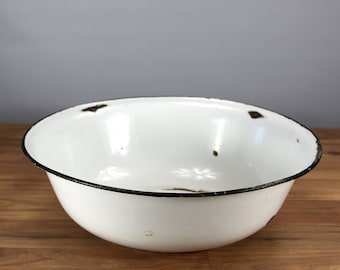 Peut inclure: Un bol en émail blanc avec un bord noir. Le bol a quelques taches brunes à l'intérieur.