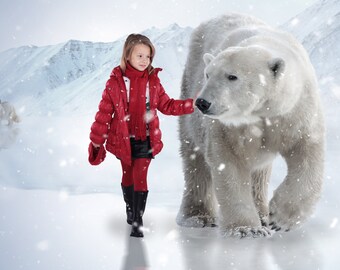 Peut inclure: Une jeune fille en manteau d'hiver rouge et bottes noires marche dans la neige avec un ours polaire. La fille porte une écharpe rouge et un chapeau noir. L'ours polaire est blanc et a un nez noir.