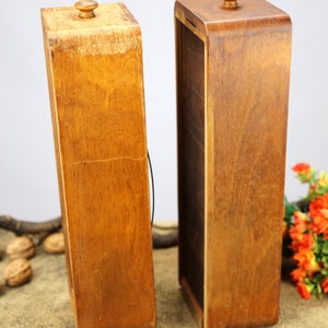 Peut inclure: Deux bo&icirc;tes en bois avec couvercles, toutes deux de couleur brun clair et &agrave; la finition lisse. Les bo&icirc;tes sont pos&eacute;es sur une surface en toile de jute.