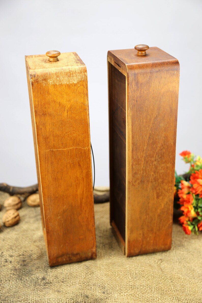 Peut inclure: Deux bo&icirc;tes en bois avec couvercles, toutes deux de couleur brun clair et &agrave; la finition lisse. Les bo&icirc;tes sont pos&eacute;es sur une surface en toile de jute.