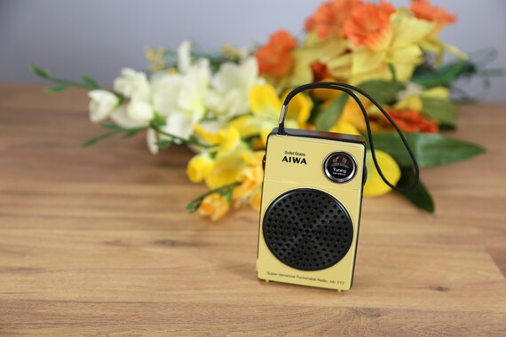 AIWA AR-777 ポータブルラジオ AIWA HS-G8ウォークマン AIWA AR-777 ポータブルラジオ AIWA HS-G8ウォークマン