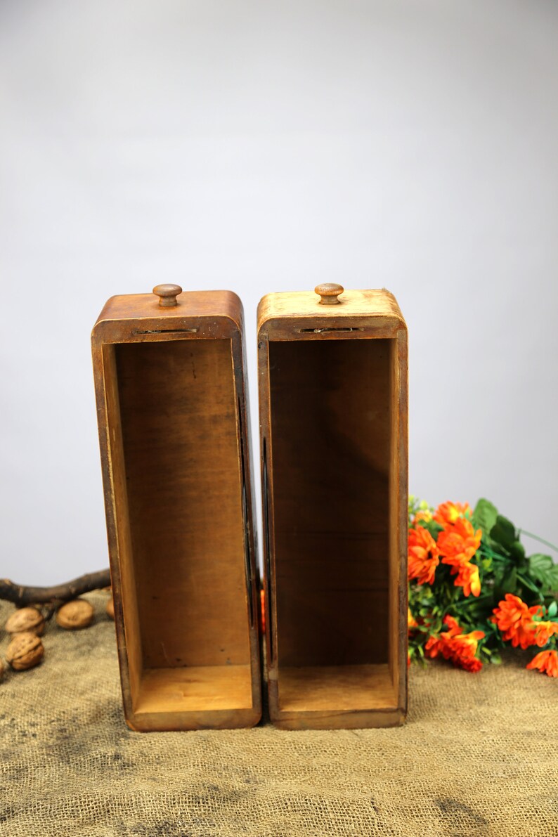 Peut inclure: Deux bo&icirc;tes en bois avec couvercles, toutes deux ouvertes et vides. Les bo&icirc;tes sont en bois brun clair et ont une finition naturelle. Les bo&icirc;tes sont pos&eacute;es sur une surface en toile de jute.