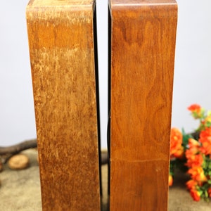 Peut inclure: Deux bo&icirc;tes en bois avec couvercles et boutons. Les bo&icirc;tes sont brunes et ont une finition en bois naturel. Les bo&icirc;tes sont c&ocirc;te &agrave; c&ocirc;te sur une surface en toile de jute.