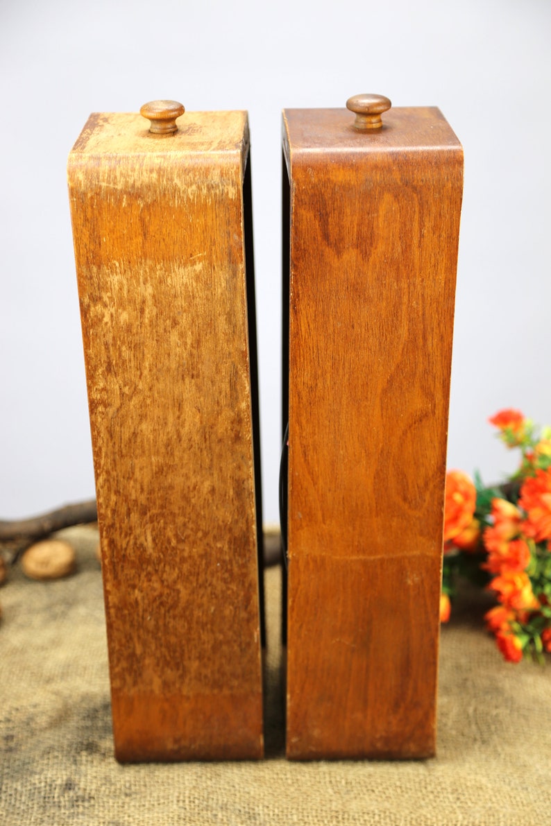 Peut inclure: Deux bo&icirc;tes en bois avec couvercles et boutons. Les bo&icirc;tes sont brunes et ont une finition en bois naturel. Les bo&icirc;tes sont c&ocirc;te &agrave; c&ocirc;te sur une surface en toile de jute.