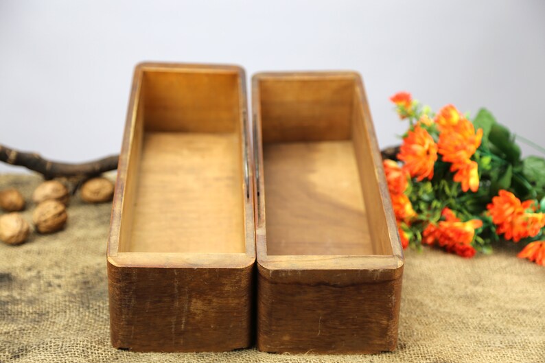 Peut inclure: Deux bo&icirc;tes rectangulaires en bois avec une finition en bois naturel. Les bo&icirc;tes sont vides et pos&eacute;es sur une surface en toile de jute.