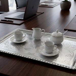 Vintage etsad krom serveringsbricka – blommig kaffe- och sminkbricka (1980-talet)